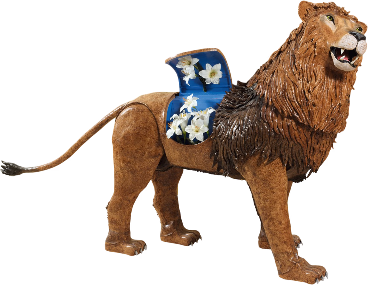 Механический лев с открытой спиной, внутри которой виден синий интерьер с белыми цветами. Лев гордо стоит, его выражение свирепое и величественное.