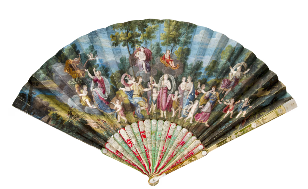 Декоративный веер с художественной росписью. Классические фигуры в античных одеждах среди лесного пейзажа.