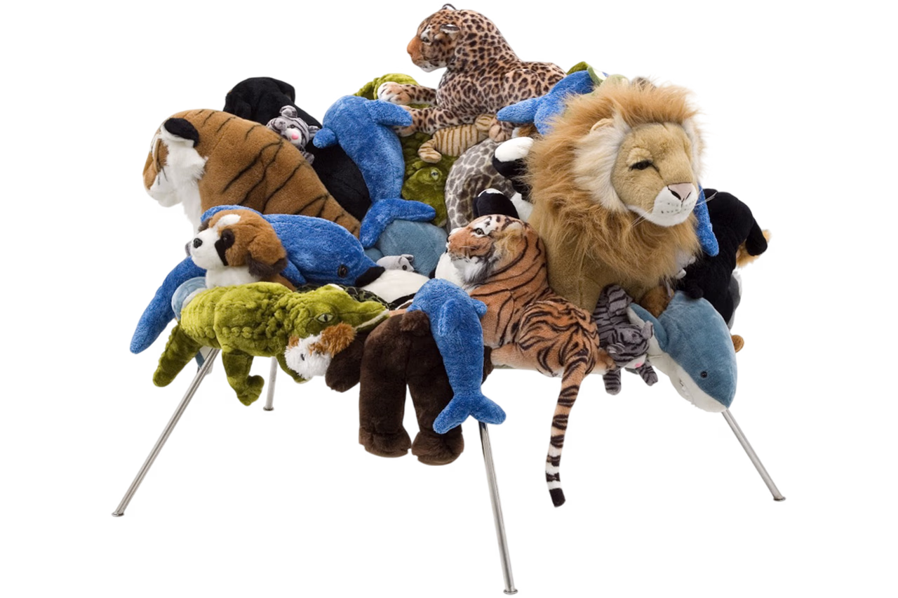 Стул, покрытый множеством мягких игрушек, включая льва, тигра и дельфина, которые на металлических ножках создают игривый, причудливый вид.
